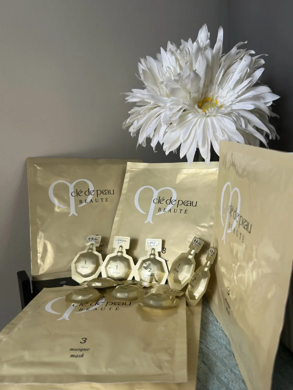 cle de peau Beauté Gold Facial Sheet Masks and Serums Set